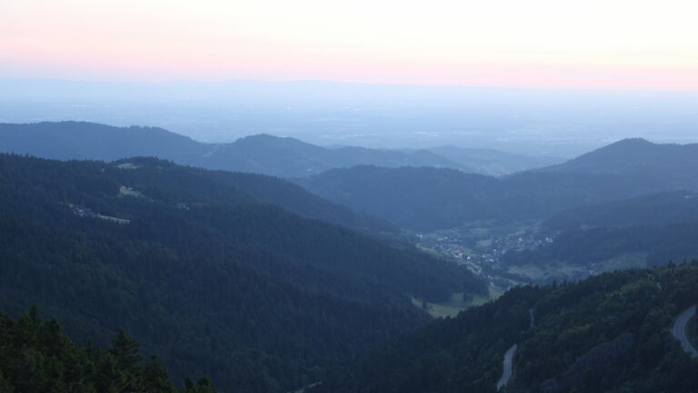 Dieses Bild zeigt eine Webcam-Aufnahme vom Achertal, aufgenommen am Samstag, den 21.06.2025 um 22:00 Uhr. Die Temperatur betrug 19.9°C.