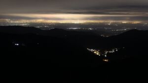 Dieses Bild zeigt eine Webcam-Aufnahme vom Achertal, aufgenommen am Montag, den 10.11.2025 um 23:00 Uhr. Die Temperatur betrug 4.4°C.