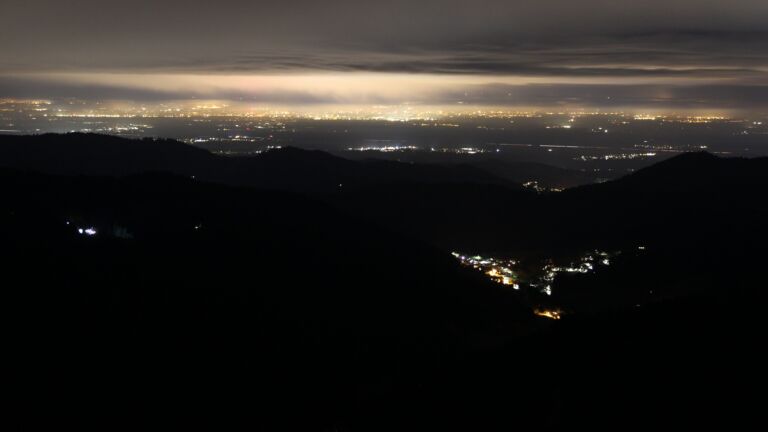 Dieses Bild zeigt eine Webcam-Aufnahme vom Achertal, aufgenommen am Montag, den 10.11.2025 um 23:00 Uhr. Die Temperatur betrug 4.4°C.