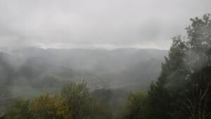 Dieses Bild zeigt eine Webcam-Aufnahme vom Achertal, aufgenommen am Samstag, den 17.10.2026 um 16:50 Uhr. Die Temperatur betrug 7.4°C.
