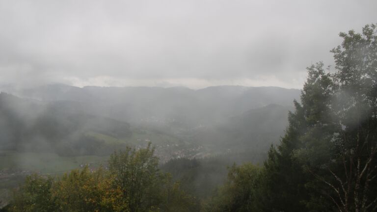 Dieses Bild zeigt eine Webcam-Aufnahme vom Achertal, aufgenommen am Samstag, den 17.10.2026 um 16:50 Uhr. Die Temperatur betrug 7.4°C.