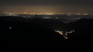 Dieses Bild zeigt eine Webcam-Aufnahme vom Achertal, aufgenommen am Freitag, den 20.03.2026 um 23:30 Uhr. Die Temperatur betrug 4.5°C.