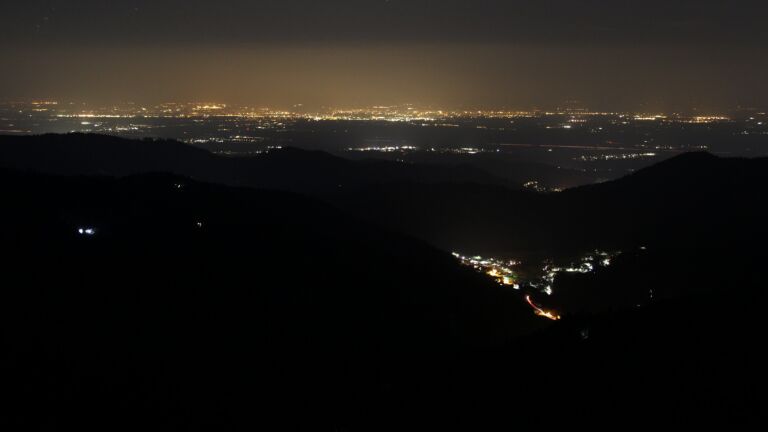 Dieses Bild zeigt eine Webcam-Aufnahme vom Achertal, aufgenommen am Freitag, den 20.03.2026 um 23:30 Uhr. Die Temperatur betrug 4.5°C.