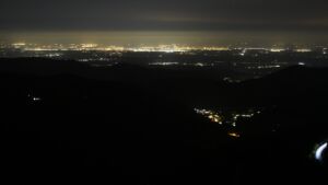 Dieses Bild zeigt eine Webcam-Aufnahme vom Achertal, aufgenommen am Sonntag, den 19.10.2025 um 03:30 Uhr. Die Temperatur betrug 3.2°C.