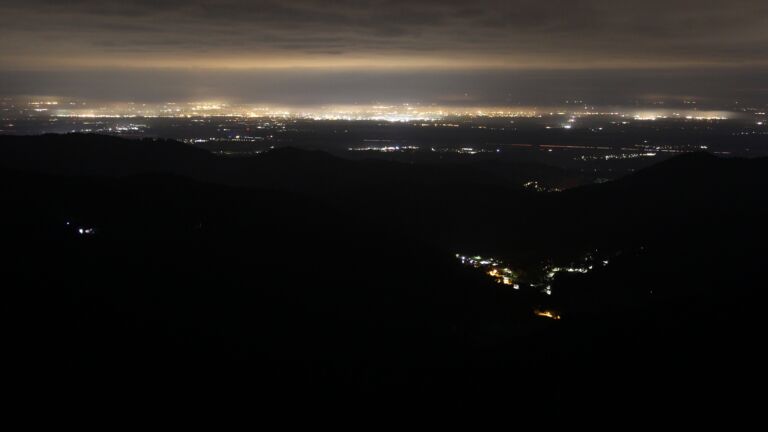 Dieses Bild zeigt eine Webcam-Aufnahme vom Achertal, aufgenommen am Freitag, den 17.10.2025 um 03:30 Uhr. Die Temperatur betrug 4.6°C.