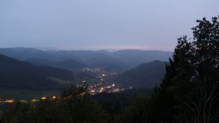 Dieses Bild zeigt eine Webcam-Aufnahme vom Achertal, aufgenommen am Sonntag, den 04.10.2026 um 19:30 Uhr. Die Temperatur betrug 14.9°C.