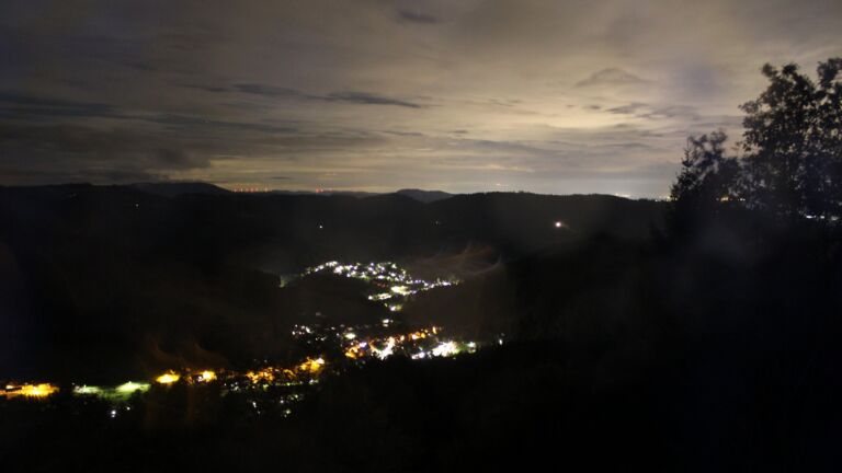 Dieses Bild zeigt eine Webcam-Aufnahme vom Achertal, aufgenommen am Donnerstag, den 08.10.2026 um 00:30 Uhr. Die Temperatur betrug 13°C.
