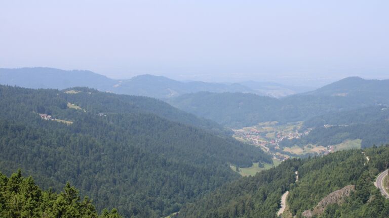 Dieses Bild zeigt eine Webcam-Aufnahme vom Achertal, aufgenommen am Freitag, den 13.06.2025 um 12:10 Uhr. Die Temperatur betrug 27.5°C.