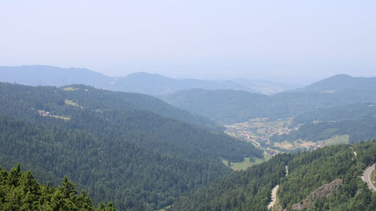 Dieses Bild zeigt eine Webcam-Aufnahme vom Achertal, aufgenommen am Freitag, den 13.06.2025 um 13:10 Uhr. Die Temperatur betrug 28.9°C.