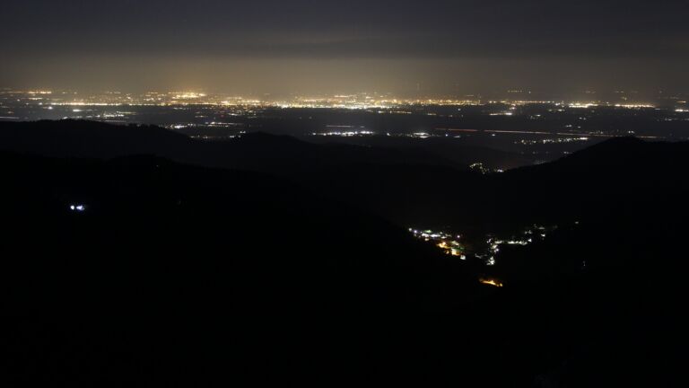 Dieses Bild zeigt eine Webcam-Aufnahme vom Achertal, aufgenommen am Freitag, den 20.03.2026 um 04:50 Uhr. Die Temperatur betrug 2.4°C.