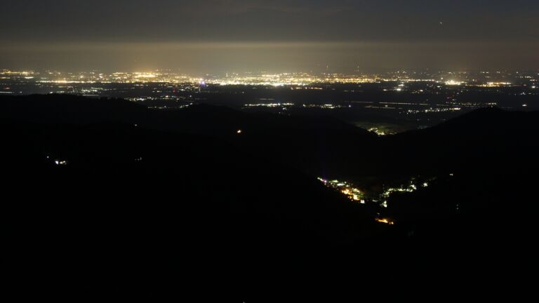 Dieses Bild zeigt eine Webcam-Aufnahme vom Achertal, aufgenommen am Samstag, den 28.06.2025 um 23:50 Uhr. Die Temperatur betrug 19.8°C.