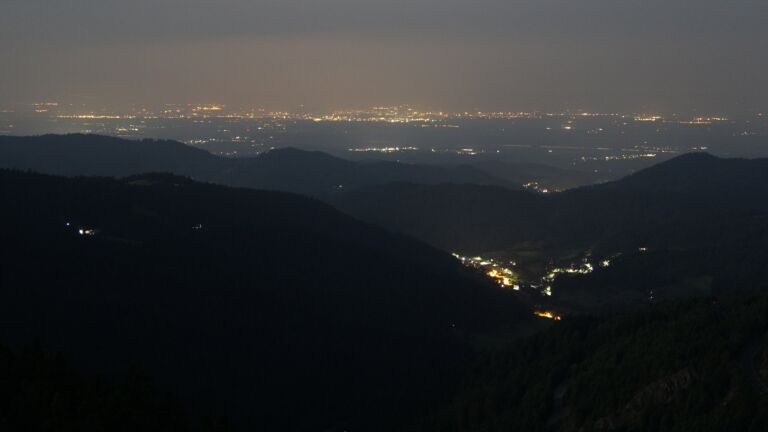 Dieses Bild zeigt eine Webcam-Aufnahme vom Achertal, aufgenommen am Dienstag, den 10.06.2025 um 23:50 Uhr. Die Temperatur betrug 13.2°C.