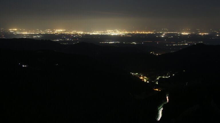 Dieses Bild zeigt eine Webcam-Aufnahme vom Achertal, aufgenommen am Samstag, den 19.07.2025 um 03:10 Uhr. Die Temperatur betrug 15.7°C.