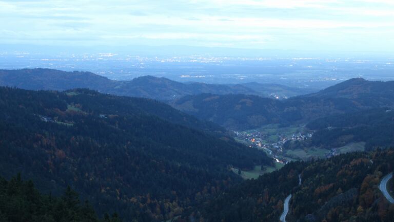Dieses Bild zeigt eine Webcam-Aufnahme vom Achertal, aufgenommen am Dienstag, den 21.10.2025 um 18:50 Uhr. Die Temperatur betrug 9°C.
