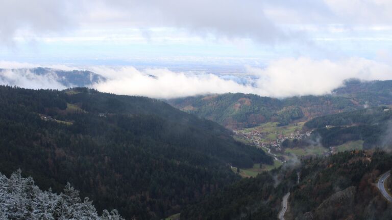 Dieses Bild zeigt eine Webcam-Aufnahme vom Achertal, aufgenommen am Montag, den 17.11.2025 um 11:20 Uhr. Die Temperatur betrug -1.8°C.