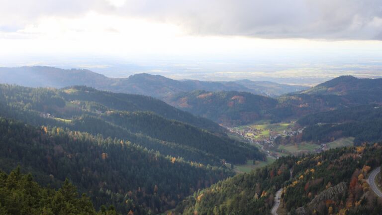 Dieses Bild zeigt eine Webcam-Aufnahme vom Achertal, aufgenommen am Montag, den 03.11.2025 um 14:50 Uhr. Die Temperatur betrug 5.9°C.