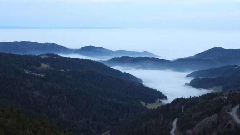 Dieses Bild zeigt eine Webcam-Aufnahme vom Achertal, aufgenommen am Dienstag, den 16.12.2025 um 08:30 Uhr. Die Temperatur betrug 8.9°C.