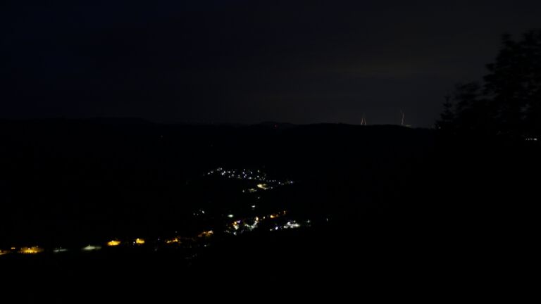 Dieses Bild zeigt eine Webcam-Aufnahme vom Achertal, aufgenommen am Montag, den 29.06.2026 um 04:00 Uhr. Die Temperatur betrug 22.6°C.