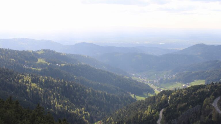 Dieses Bild zeigt eine Webcam-Aufnahme vom Achertal, aufgenommen am Sonntag, den 19.04.2026 um 18:00 Uhr. Die Temperatur betrug 8.2°C.