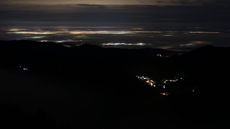 Dieses Bild zeigt eine Webcam-Aufnahme vom Achertal, aufgenommen am Freitag, den 26.09.2025 um 03:30 Uhr. Die Temperatur betrug 5.5°C.