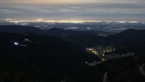 Dieses Bild zeigt eine Webcam-Aufnahme vom Achertal, aufgenommen am Samstag, den 06.12.2025 um 04:00 Uhr. Die Temperatur betrug 1.4°C.