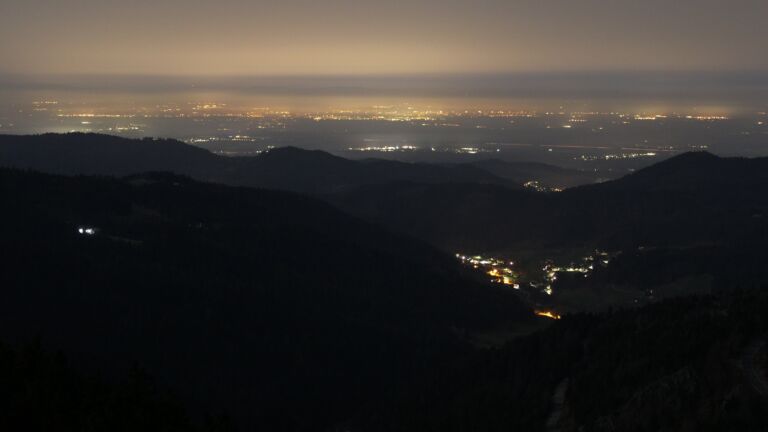 Dieses Bild zeigt eine Webcam-Aufnahme vom Achertal, aufgenommen am Samstag, den 07.03.2026 um 03:00 Uhr. Die Temperatur betrug 10.3°C.