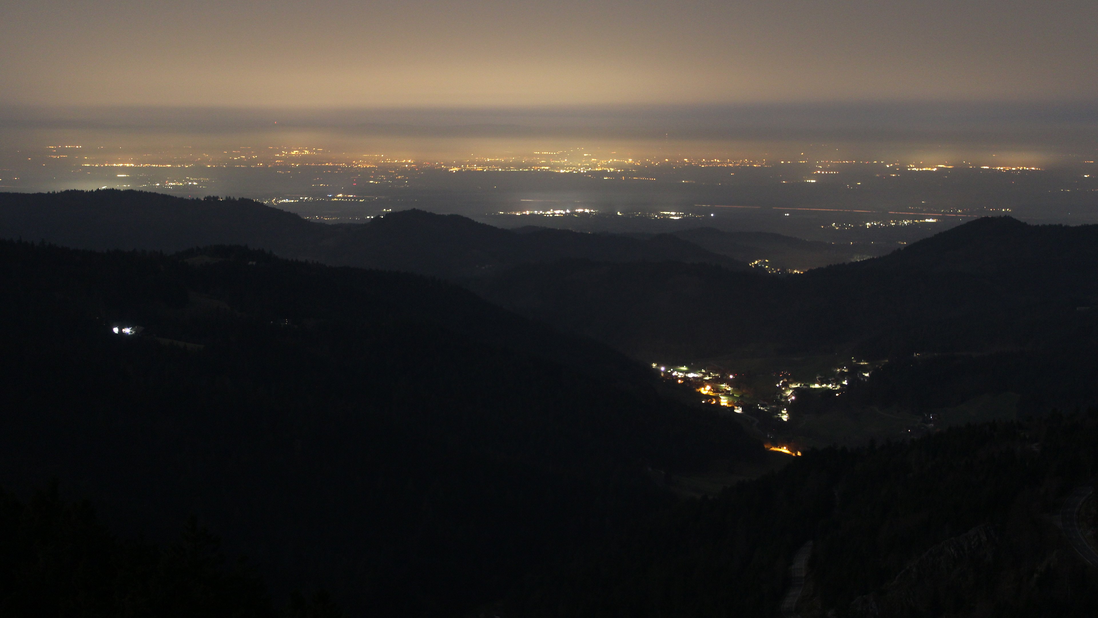 Dieses Bild zeigt eine Webcam-Aufnahme vom Achertal, aufgenommen am Samstag, den 07.03.2026 um 03:00 Uhr. Die Temperatur betrug 10.3°C.