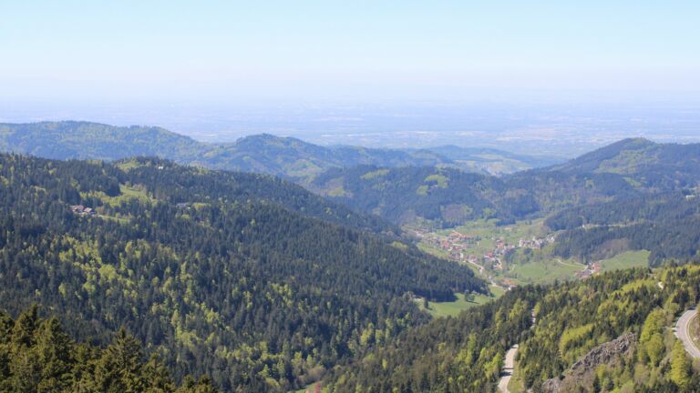 Dieses Bild zeigt eine Webcam-Aufnahme vom Achertal, aufgenommen am Samstag, den 25.04.2026 um 13:40 Uhr. Die Temperatur betrug 13.8°C.