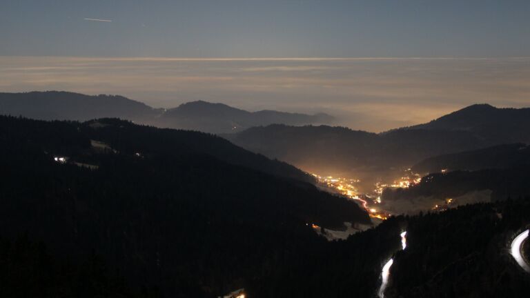 Dieses Bild zeigt eine Webcam-Aufnahme vom Achertal, aufgenommen am Montag, den 29.12.2025 um 22:00 Uhr. Die Temperatur betrug -0.9°C.