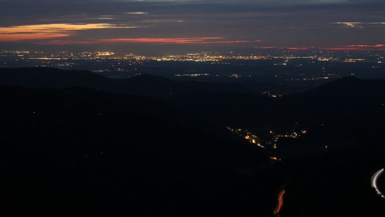 Dieses Bild zeigt eine Webcam-Aufnahme vom Achertal, aufgenommen am Montag, den 04.08.2025 um 22:00 Uhr. Die Temperatur betrug 15.9°C.