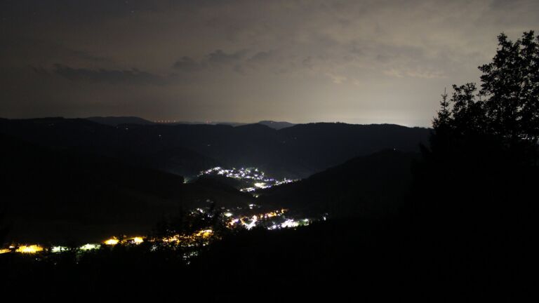 Dieses Bild zeigt eine Webcam-Aufnahme vom Achertal, aufgenommen am Donnerstag, den 16.07.2026 um 01:00 Uhr. Die Temperatur betrug 19.8°C.