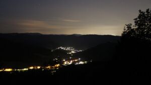 Dieses Bild zeigt eine Webcam-Aufnahme vom Achertal, aufgenommen am Donnerstag, den 23.07.2026 um 04:00 Uhr. Die Temperatur betrug 12.6°C.