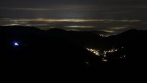 Dieses Bild zeigt eine Webcam-Aufnahme vom Achertal, aufgenommen am Dienstag, den 16.12.2025 um 23:30 Uhr. Die Temperatur betrug 6.2°C.