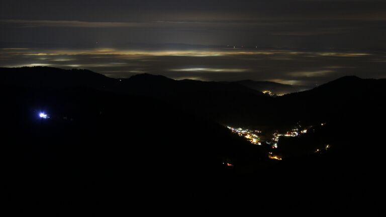 Dieses Bild zeigt eine Webcam-Aufnahme vom Achertal, aufgenommen am Dienstag, den 16.12.2025 um 23:30 Uhr. Die Temperatur betrug 6.2°C.