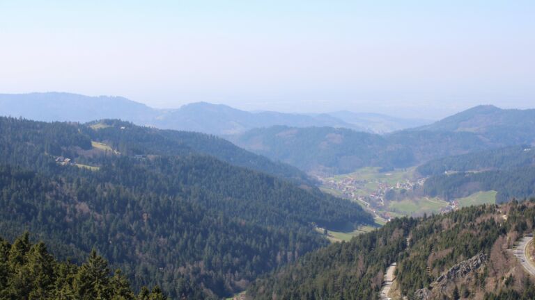 Dieses Bild zeigt eine Webcam-Aufnahme vom Achertal, aufgenommen am Freitag, den 20.03.2026 um 13:20 Uhr. Die Temperatur betrug 10.8°C.