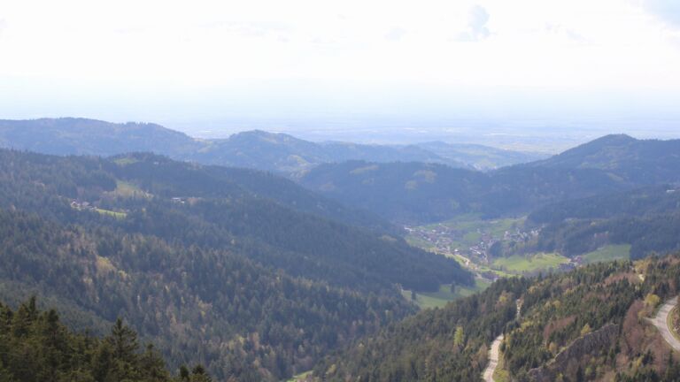 Dieses Bild zeigt eine Webcam-Aufnahme vom Achertal, aufgenommen am Donnerstag, den 16.04.2026 um 17:00 Uhr. Die Temperatur betrug 12.6°C.