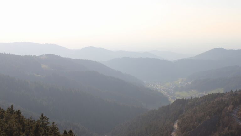 Dieses Bild zeigt eine Webcam-Aufnahme vom Achertal, aufgenommen am Freitag, den 20.03.2026 um 17:20 Uhr. Die Temperatur betrug 9°C.