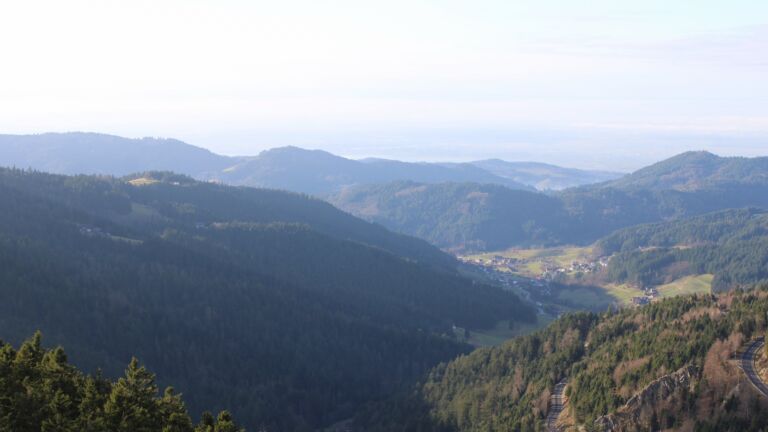 Dieses Bild zeigt eine Webcam-Aufnahme vom Achertal, aufgenommen am Mittwoch, den 17.12.2025 um 14:20 Uhr. Die Temperatur betrug 6.4°C.