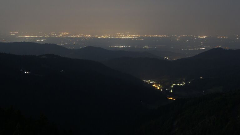 Dieses Bild zeigt eine Webcam-Aufnahme vom Achertal, aufgenommen am Freitag, den 13.06.2025 um 03:20 Uhr. Die Temperatur betrug 20.9°C.