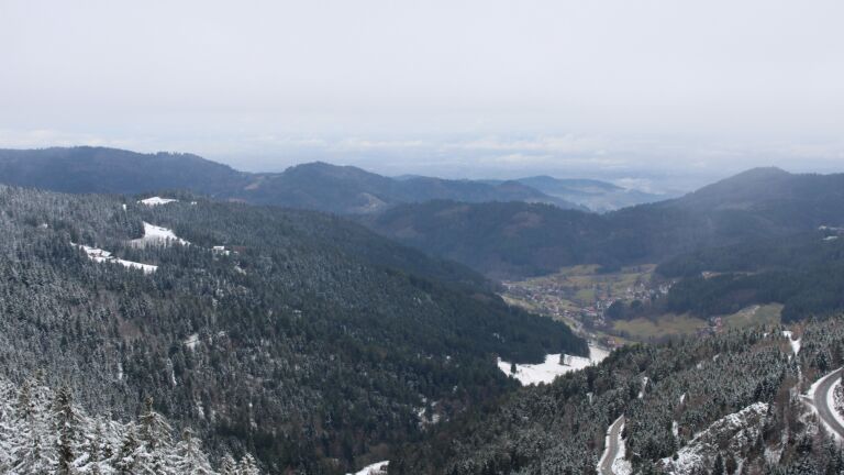 Dieses Bild zeigt eine Webcam-Aufnahme vom Achertal, aufgenommen am Freitag, den 30.01.2026 um 13:40 Uhr. Die Temperatur betrug 0.9°C.