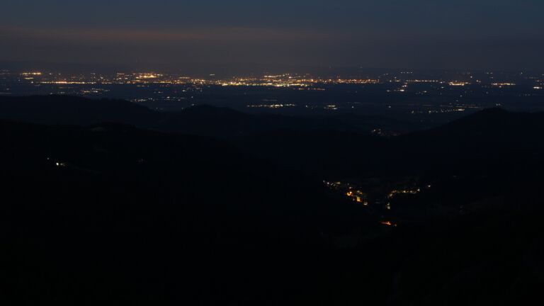 Dieses Bild zeigt eine Webcam-Aufnahme vom Achertal, aufgenommen am Samstag, den 12.07.2025 um 04:30 Uhr. Die Temperatur betrug 12.2°C.