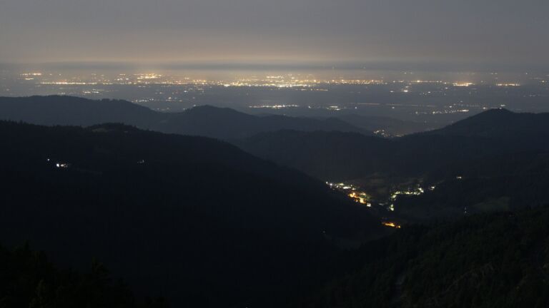 Dieses Bild zeigt eine Webcam-Aufnahme vom Achertal, aufgenommen am Mittwoch, den 11.06.2025 um 01:30 Uhr. Die Temperatur betrug 11.8°C.