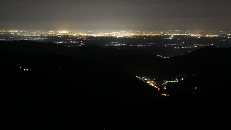 Dieses Bild zeigt eine Webcam-Aufnahme vom Achertal, aufgenommen am Freitag, den 19.09.2025 um 22:30 Uhr. Die Temperatur betrug 22.5°C.