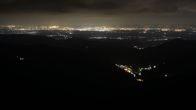 Dieses Bild zeigt eine Webcam-Aufnahme vom Achertal, aufgenommen am Mittwoch, den 15.10.2025 um 22:30 Uhr. Die Temperatur betrug 6°C.