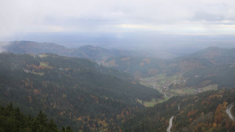 Dieses Bild zeigt eine Webcam-Aufnahme vom Achertal, aufgenommen am Samstag, den 25.10.2025 um 13:20 Uhr. Die Temperatur betrug 4.1°C.