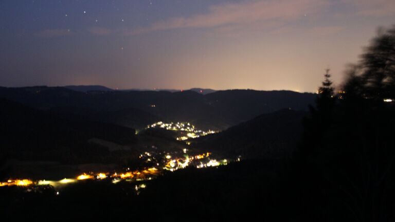 Dieses Bild zeigt eine Webcam-Aufnahme vom Achertal, aufgenommen am Samstag, den 27.06.2026 um 03:40 Uhr. Die Temperatur betrug 28.7°C.