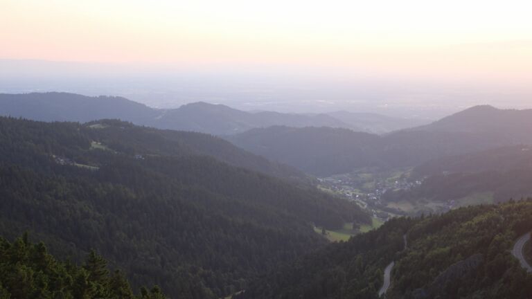 Dieses Bild zeigt eine Webcam-Aufnahme vom Achertal, aufgenommen am Montag, den 16.06.2025 um 21:10 Uhr. Die Temperatur betrug 13.9°C.