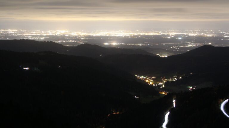 Dieses Bild zeigt eine Webcam-Aufnahme vom Achertal, aufgenommen am Montag, den 03.11.2025 um 18:40 Uhr. Die Temperatur betrug 5°C.