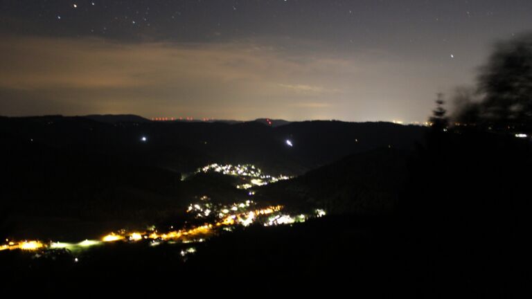 Dieses Bild zeigt eine Webcam-Aufnahme vom Achertal, aufgenommen am Samstag, den 11.07.2026 um 00:00 Uhr. Die Temperatur betrug 22.7°C.