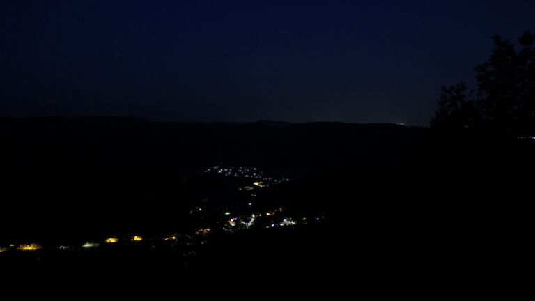 Dieses Bild zeigt eine Webcam-Aufnahme vom Achertal, aufgenommen am Dienstag, den 28.07.2026 um 04:30 Uhr. Die Temperatur betrug 16°C.